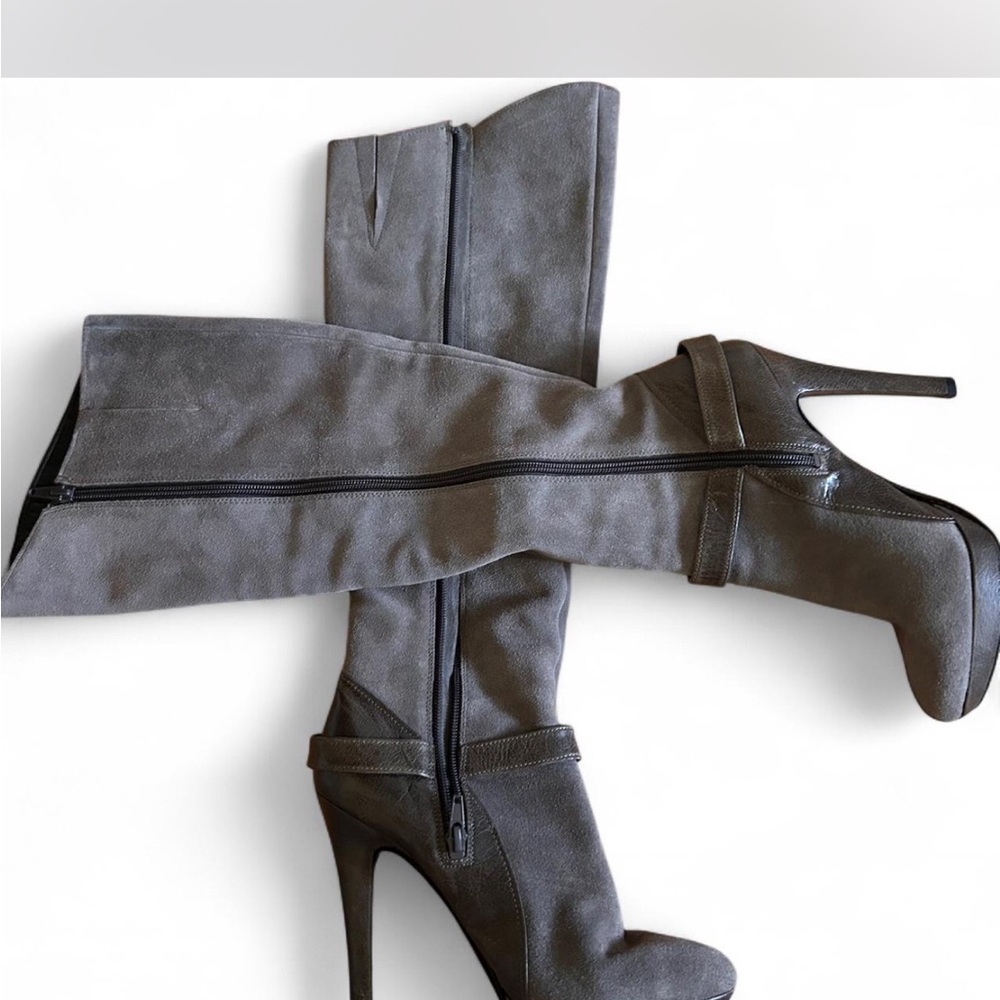 🩶 On-Trend FW2026🩶
Caressa Gray— Knee High Stiletto Boots